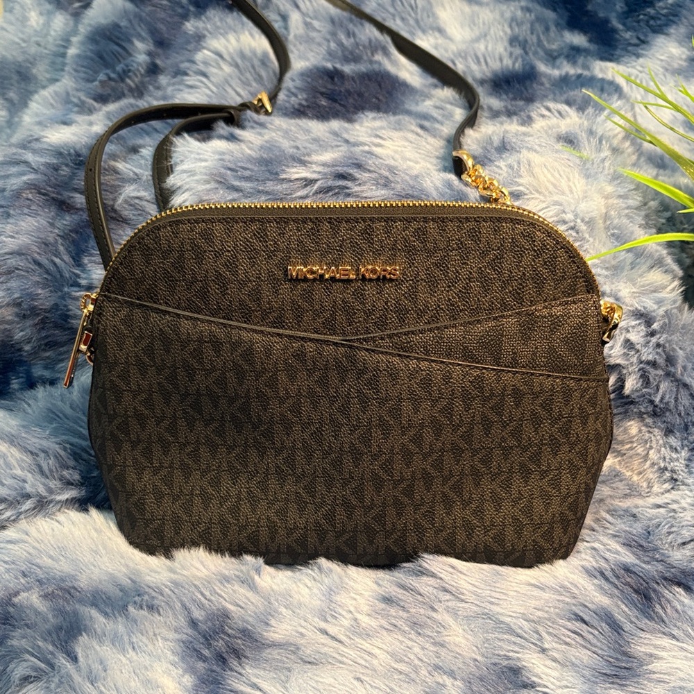 Michael Kors Jet Set Medium Dome Crossbody Bag